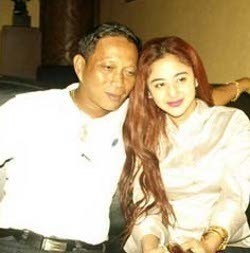 Muah! Abu Bakar Ternyata Sempat Cium Dewi Persik