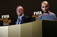 Del Bosque mengalahkan dua pesaingnya yakni Josep Guardiola dan Jose Mourinho. Reuters/Michael Buholzer.