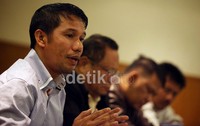 Salah satu perwaklian voter Solo, Yunus Nusi (kiri), memberikan keterangan terkait penyelesaian konflik sepakbola di Indonesia dan beberapa kesalahan fatal yang telah dilakukan oleh PSSI, di Jakarta, Senin (7/1/2013) malam.