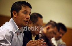 Salah satu perwaklian voter Solo, Yunus Nusi (kiri), memberikan keterangan terkait penyelesaian konflik sepakbola di Indonesia dan beberapa kesalahan fatal yang telah dilakukan oleh PSSI, di Jakarta, Senin (7/1/2013) malam.