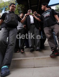 Djohar menjawab pertanyaan wartawan usai bertemu Menko Kesra sekaligus Pelaksana Tugas Kemenpora (Plt) Agung Laksono.