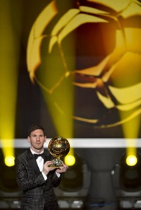 Messi menerima penghargaan tersebut dalam acara yang berlangsung di markas FIFA di Zurich, Selasa (8/1/2013) dinihari WIB. AFP/Fabrice Coffrini.