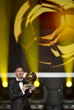 Messi menerima penghargaan tersebut dalam acara yang berlangsung di markas FIFA di Zurich, Selasa (8/1/2013) dinihari WIB. AFP/Fabrice Coffrini.