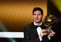 Messi memenangi gelar itu setelah unggul dalam persentase voting. Ayah dari Thiago ini memenangi 41,60% suara, mengungguli Ronaldo yang mendapatkan 23,68% suara dan Iniesta yang mendapatkan 10,91% suara. AFP/Oliver Morin.