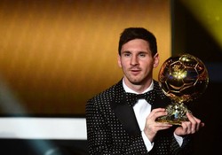 Messi memenangi gelar itu setelah unggul dalam persentase voting. Ayah dari Thiago ini memenangi 41,60% suara, mengungguli Ronaldo yang mendapatkan 23,68% suara dan Iniesta yang mendapatkan 10,91% suara. AFP/Oliver Morin.