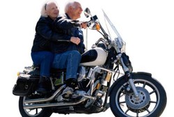 Lansia Juga Butuh Ngangkang Saat Dibonceng Naik Motor