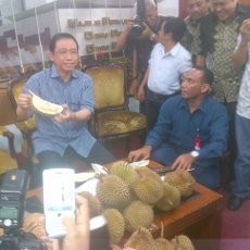 Crash! Marzuki Alie Belah Duren dengan Golok di DPR