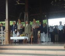 Hujan Makin Deras, Satpam Peserta HUT ke-32 Berhamburan Cari Tempat Berteduh