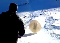 Berguling Dalam Bola, Turis Rusia Kecemplung Jurang