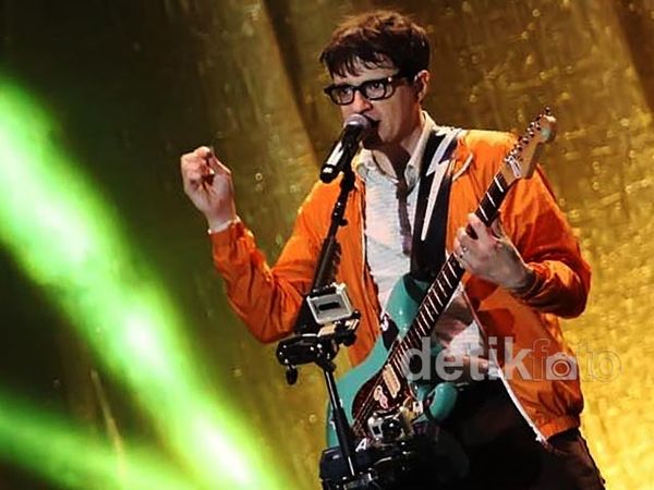 Aksi Perdana Weezer di Jakarta