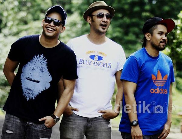 Tinggal Bertiga, Alexa Tetap Eksis