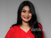 Ayu Pratiwi Cantik Berbaju Merah
