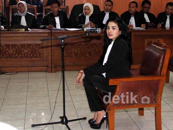 Sidang Perdana, Hidung Nikita Mirzani Diplester