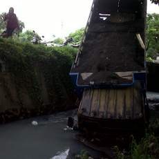 Truk Muat Pasir Masuk Sungai Gara-gara Hindari Kucing