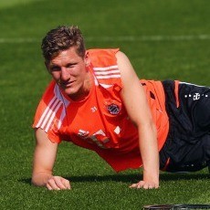 Salah Pakai Kaus Kaki, Schweini & Kroos Didenda