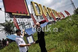 Letter Sign Produk Rokok di Tol Cipularang Tak Sesuai PP Tembakau