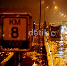 Terendam Banjir 1 Meter, Jalur Tol Merak Sepanjang 21 KM Ditutup