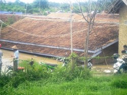 Rumah Tinggal Atap, Ratusan Warga Mengungsi di Ruas Tol Merak