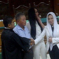 Divonis 4,5 Tahun, Angie Sumringah & Foto-foto Bareng Kerabat