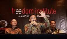 Tak Jadi Menpora, Andi Mallarangeng Antar Anak hingga Bersihkan Rumah