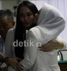 Dihukum 4,5 Tahun Penjara, Angie Sujud Syukur
