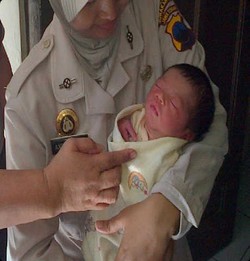  Duh! Bayi Merah Dibuang di Teras Rumah 