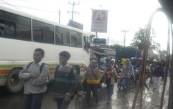 Tol Merak Banjir, Pekerja di Serang Long March ke Tangerang
