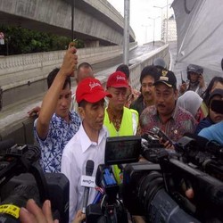 Diguyur Gerimis, Jokowi Uji Coba Jalan Layang Antasari-Blok M