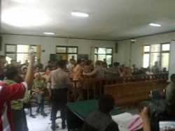 Sidang Suap PON Ricuh, Pengunjung Bentangkan Spanduk Kecam Gubernur Riau