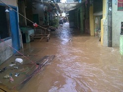 Banjir Hampir 2 Meter Masih Rendam Kampung Pulo