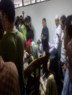 So Sweet! Mudji & Kekasih Juga Pakai Pin Dukung Angie