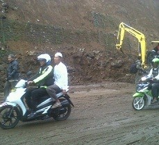 Polisi Bantu Warga Lewati Longsor di Puncak dengan Motor
