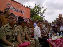  Jokowi Masih Kaji Keinginan Warga Korban Banjir di Kali Ciliwung