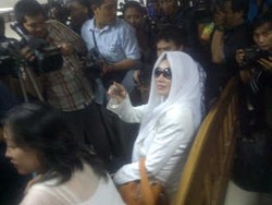  Reza Artamevia Muncul di Sidang Vonis Angie