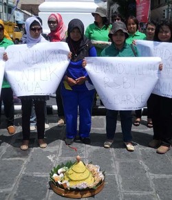 RSBI Dibubarkan MK, Aktivis Gelar Tumpengan di Yogya