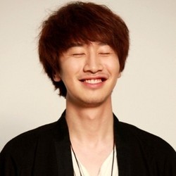 Saat Si Giraffe Lee Kwang Soo Berpose Serius