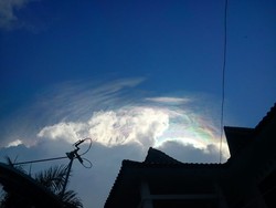 Semburat pelangi Dibalik awan