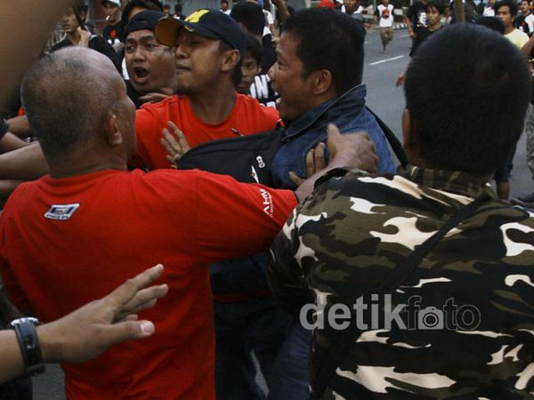 Pendukung Cagub Bentrok di Makassar