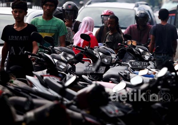 Korban Banjir Parkir Motor di Pinggir Jalan