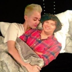 Putus dari Taylor, Harry Styles Jatuh ke Pelukan Miley Cyrus