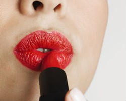 Trik Menggunakan Lipstik dengan Benar