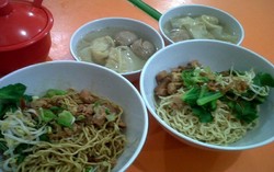 Aduh Enaknya Jajan Mie Bangka yang Hangat Lezat!