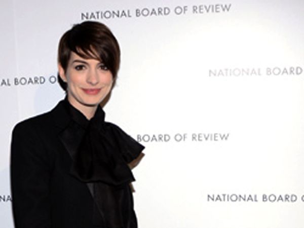 Gaya Maskulin Tapi Feminin Anne Hathaway