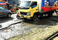 Jalan Rusak di Depan Giant Jatiasih