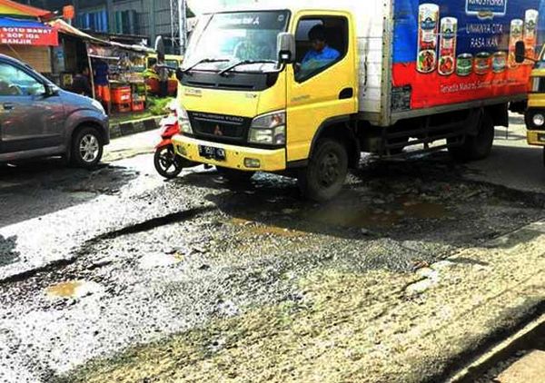 Jalan Rusak di Depan Giant Jatiasih