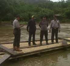 Tim BPBD Banyuwangi & Polisi Berhasil Tembus Daerah Terisolir Banjir