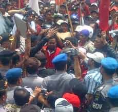 Ribuan Orang Kepung Kejari dan Pemkab Blitar