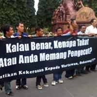 Teman-teman Wartawati Malang Post yang Diteror Turun Jalan