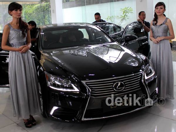 Mobil Mewah untuk Bos Besar