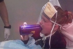 Nyangkut di Mulut Botol, Lidah Anak Ini Tak Mau Lepas